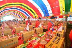 法師帶領主委及委員們繞普品祈福